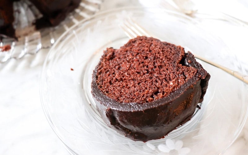 Unlock Quick Decadence: Easy Vanilla Cake with Chocolate Fudge Icing